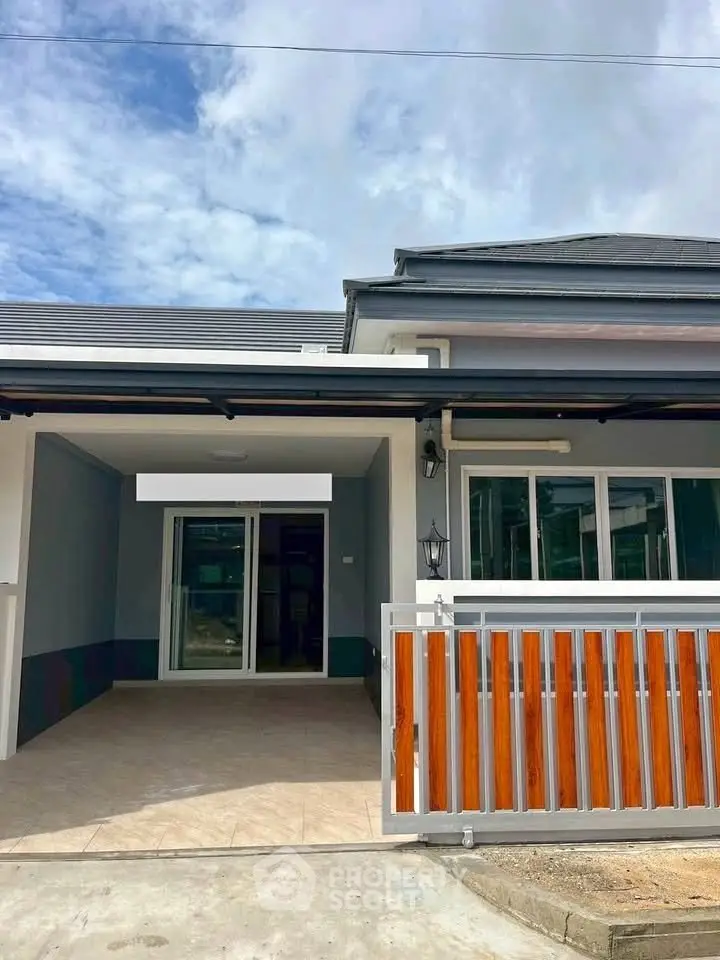 Modern single-story house with a spacious driveway and stylish facade.