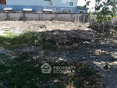 Vacant land plot with potential for development in urban area