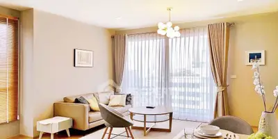 Bright and modern living room with elegant decor and large windows.