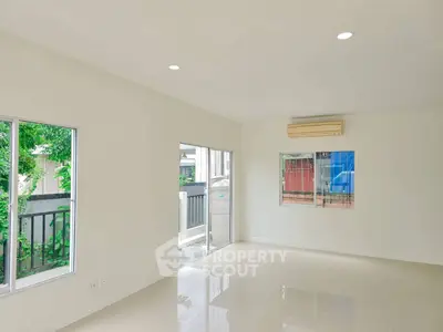 Spacious unfurnished room with large windows and air conditioning