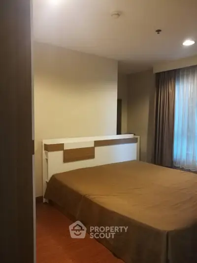 Cozy bedroom with modern design and warm lighting, perfect for relaxation and comfort.