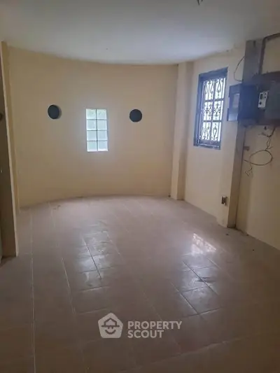 Spacious unfurnished room with tiled floor and natural light, ideal for customization.