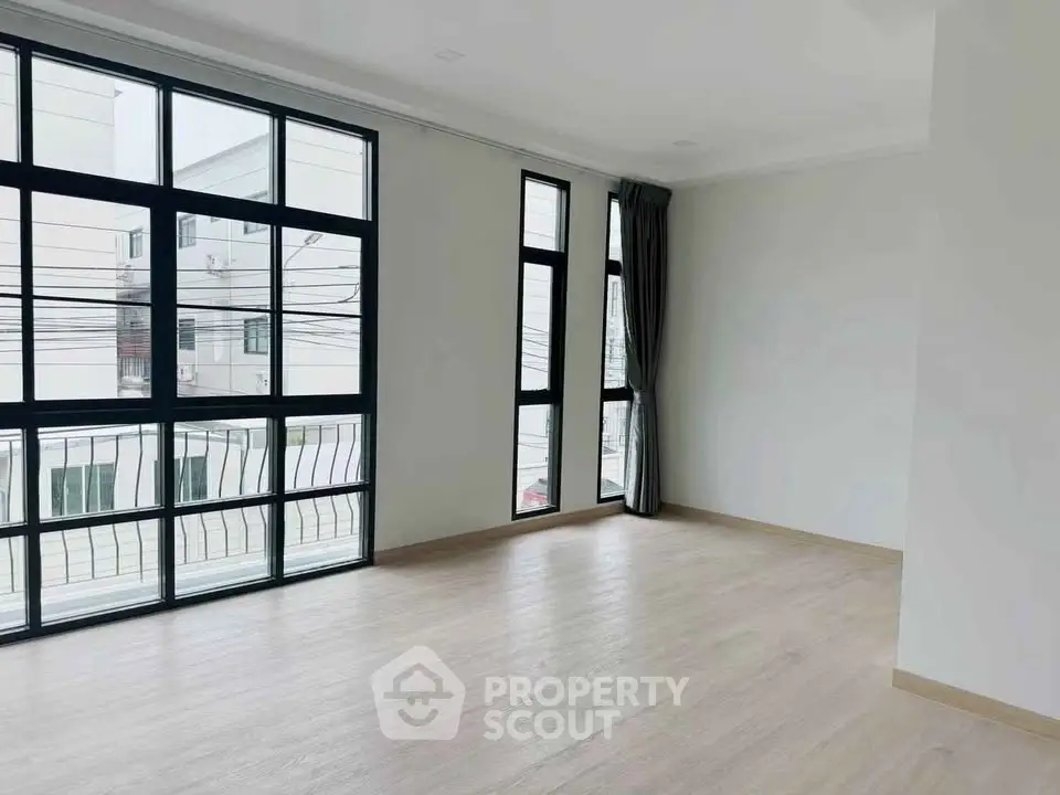 Spacious corner unit with large windows and natural light in modern apartment.