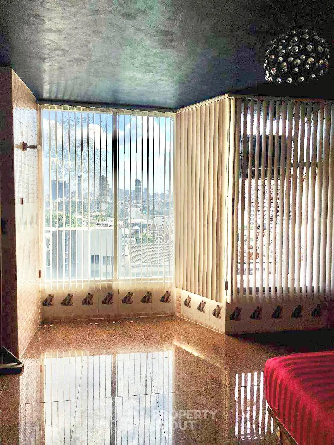Spacious corner unit with panoramic city view and elegant floor-to-ceiling windows.