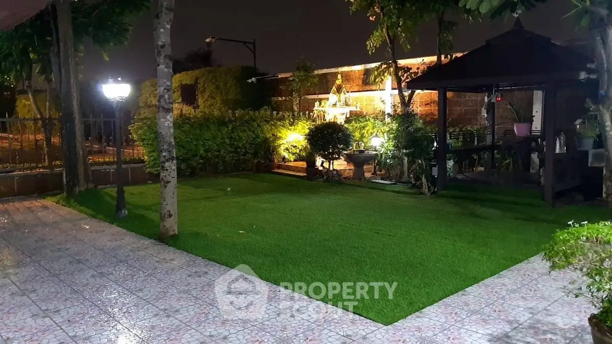 Charming garden with gazebo and lush greenery, perfect for outdoor relaxation and entertainment.