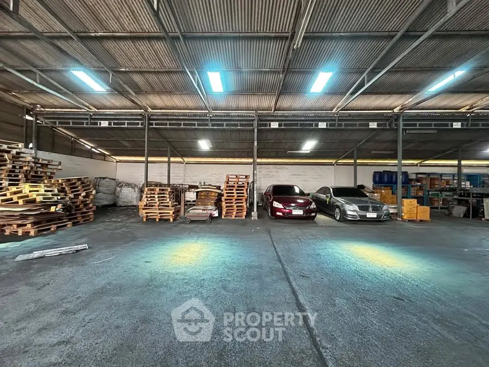 Spacious warehouse interior with ample storage and parking space, ideal for logistics and distribution businesses.
