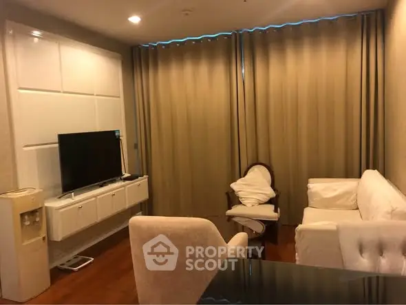 Cozy living room with modern furniture and TV, ideal for relaxation and entertainment.