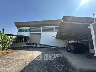 Spacious industrial warehouse with ample parking and modern design, perfect for business operations.