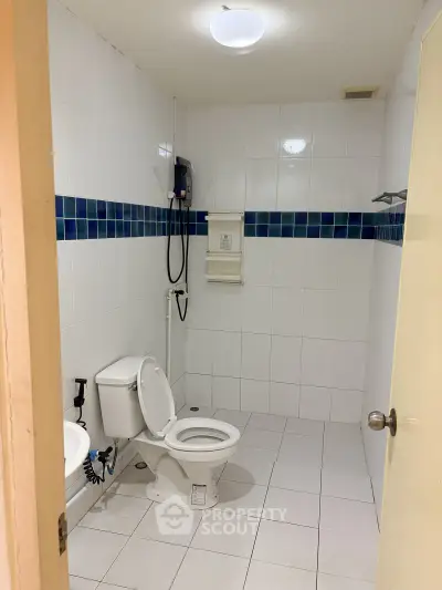 Spacious bathroom with modern fixtures and tiled walls, ideal for comfort and functionality.