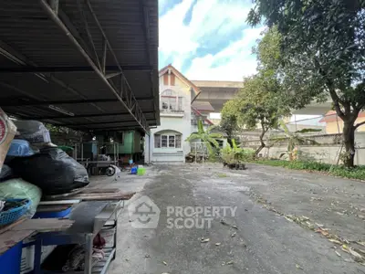 Spacious property with large outdoor area and covered parking, ideal for renovation or development.