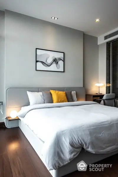 Modern bedroom with stylish decor and cozy ambiance, featuring a comfortable bed and elegant lighting.