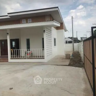Modern single-story house with spacious driveway and stylish facade.