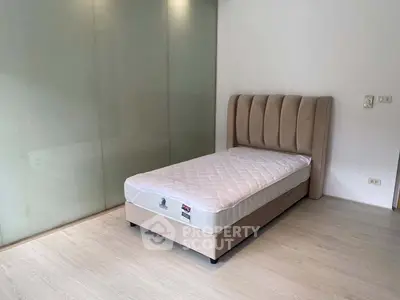 Minimalist bedroom with single bed and modern design