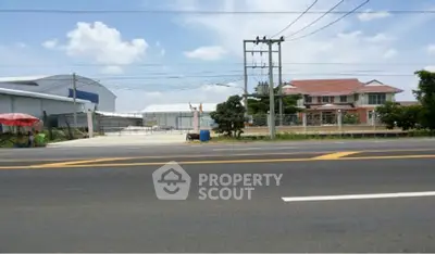 Spacious property with a large house and industrial building, ideal for mixed-use development.