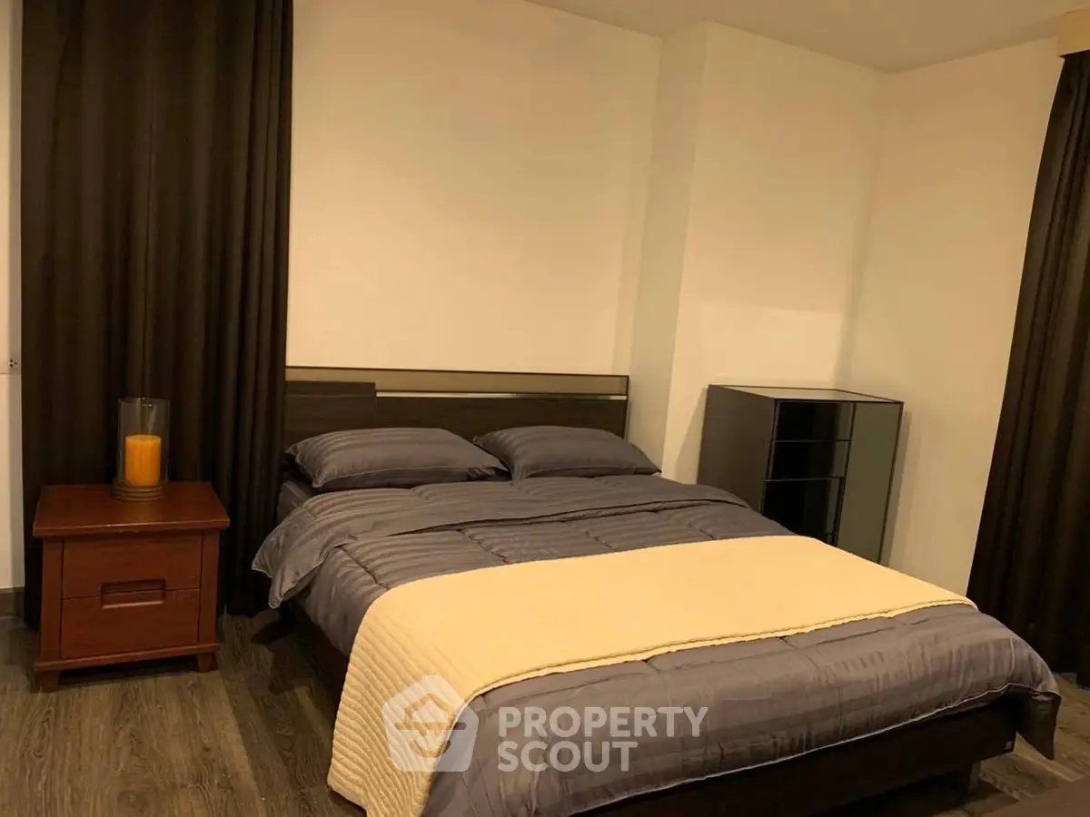 Cozy bedroom with modern decor and stylish furnishings, perfect for relaxation and comfort.
