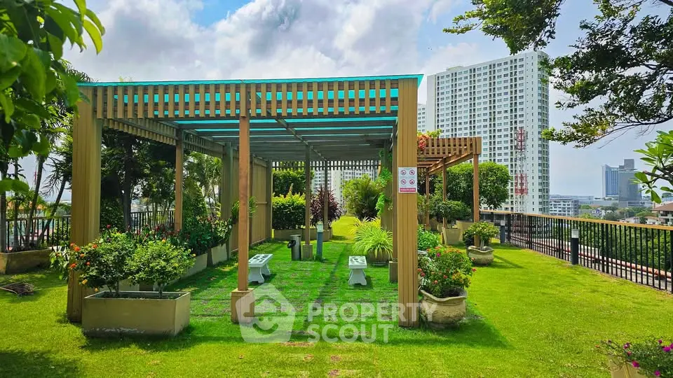 Stunning rooftop garden with pergola and city views, perfect for relaxation and gatherings.