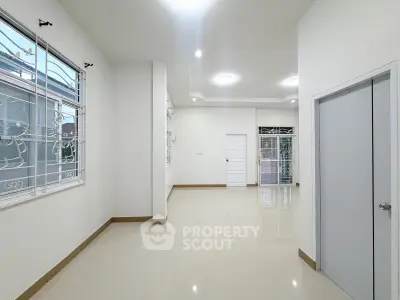 Spacious and bright interior with modern finishes and large windows in a minimalist style.