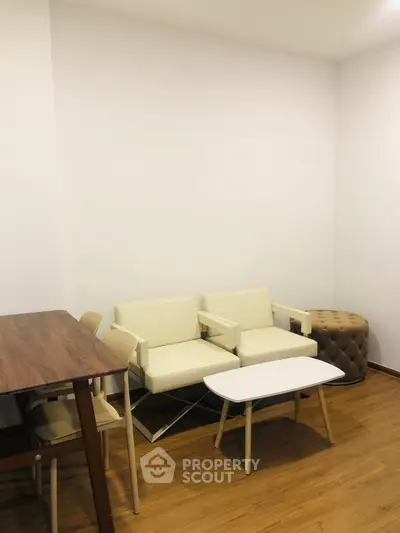 Cozy living room with modern furniture and wooden flooring, perfect for relaxation and gatherings.