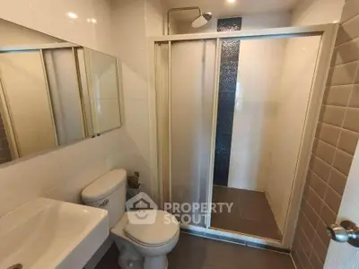Modern bathroom with shower and sleek fixtures in a contemporary apartment.