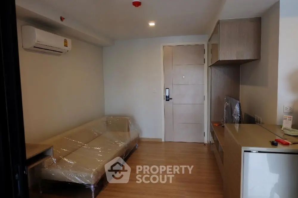  2 Bedrooms Condo at Knightsbridge Skycity Sapanmai Livingroom