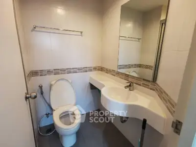 Modern bathroom with sleek design and wall-mounted sink