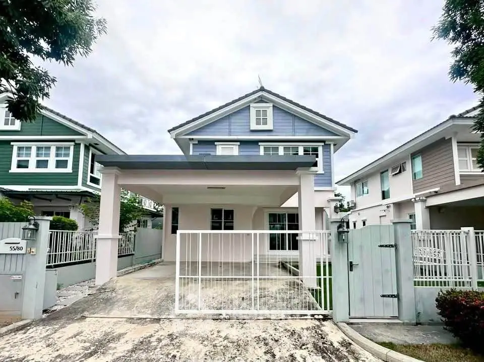 Charming suburban house with spacious driveway and modern architecture in a peaceful neighborhood.