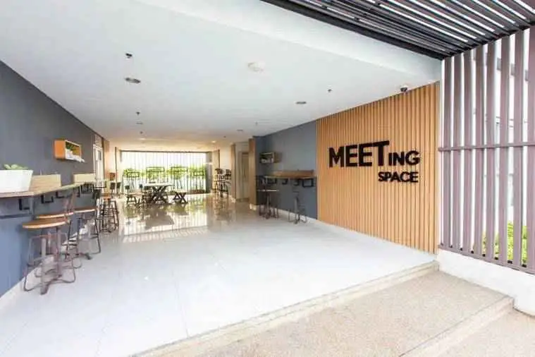 Modern meeting space with stylish decor and ample seating in a contemporary building.
