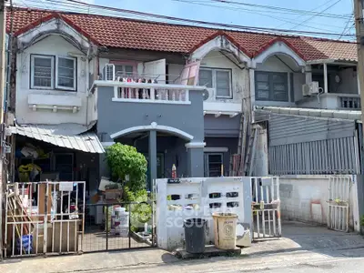 Charming townhouse with unique facade and small balcony, perfect for renovation enthusiasts.