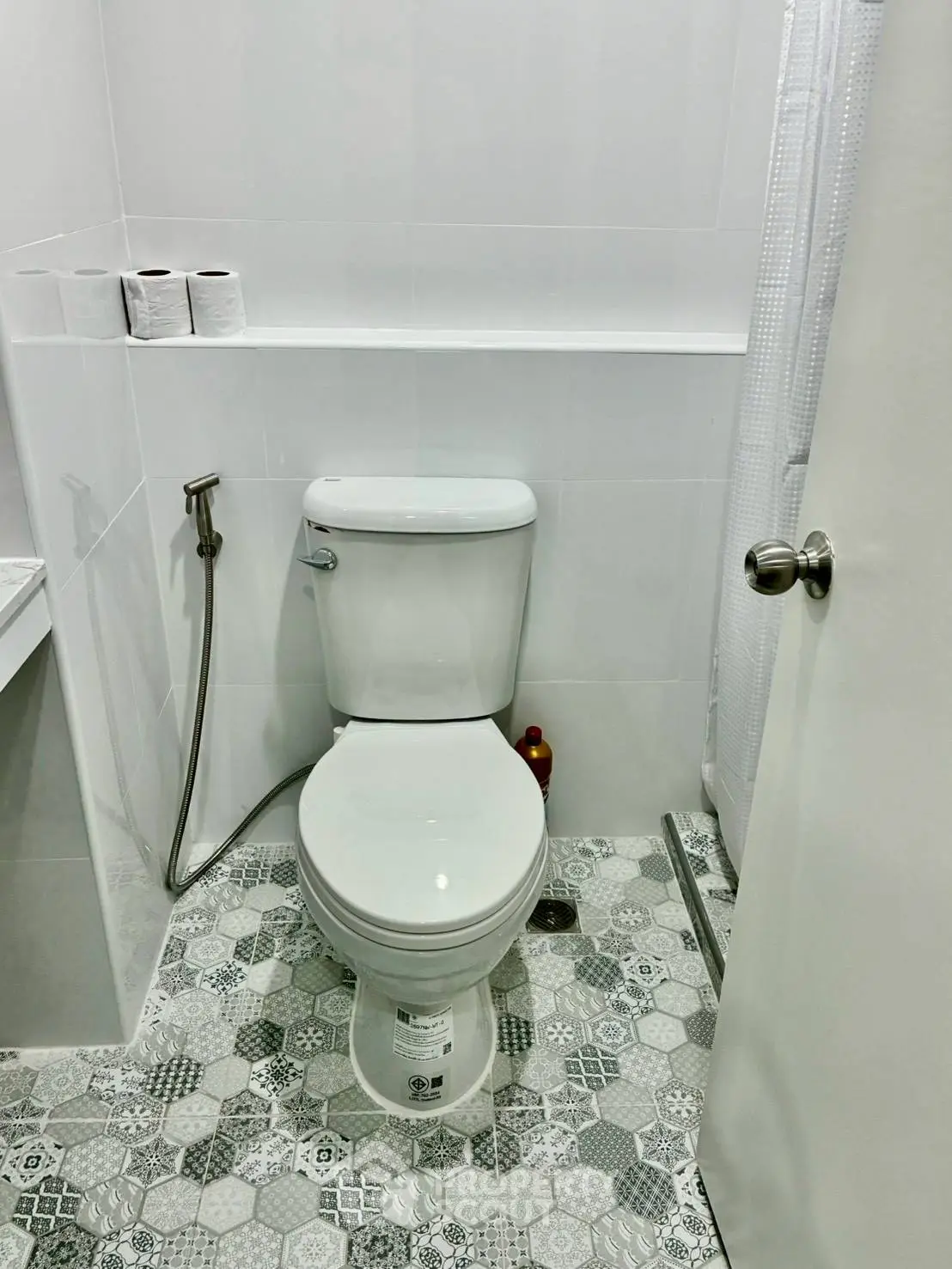 Modern bathroom with stylish tiles and clean white fixtures, perfect for a contemporary home.
