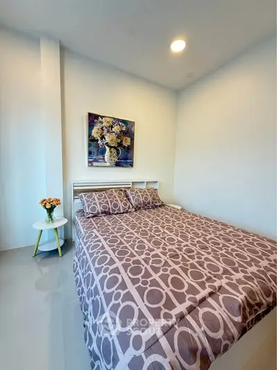 Modern bedroom with stylish decor and cozy bedding in a contemporary apartment.