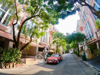 Fully Furnished 4 Bedrooms Townhouse -13