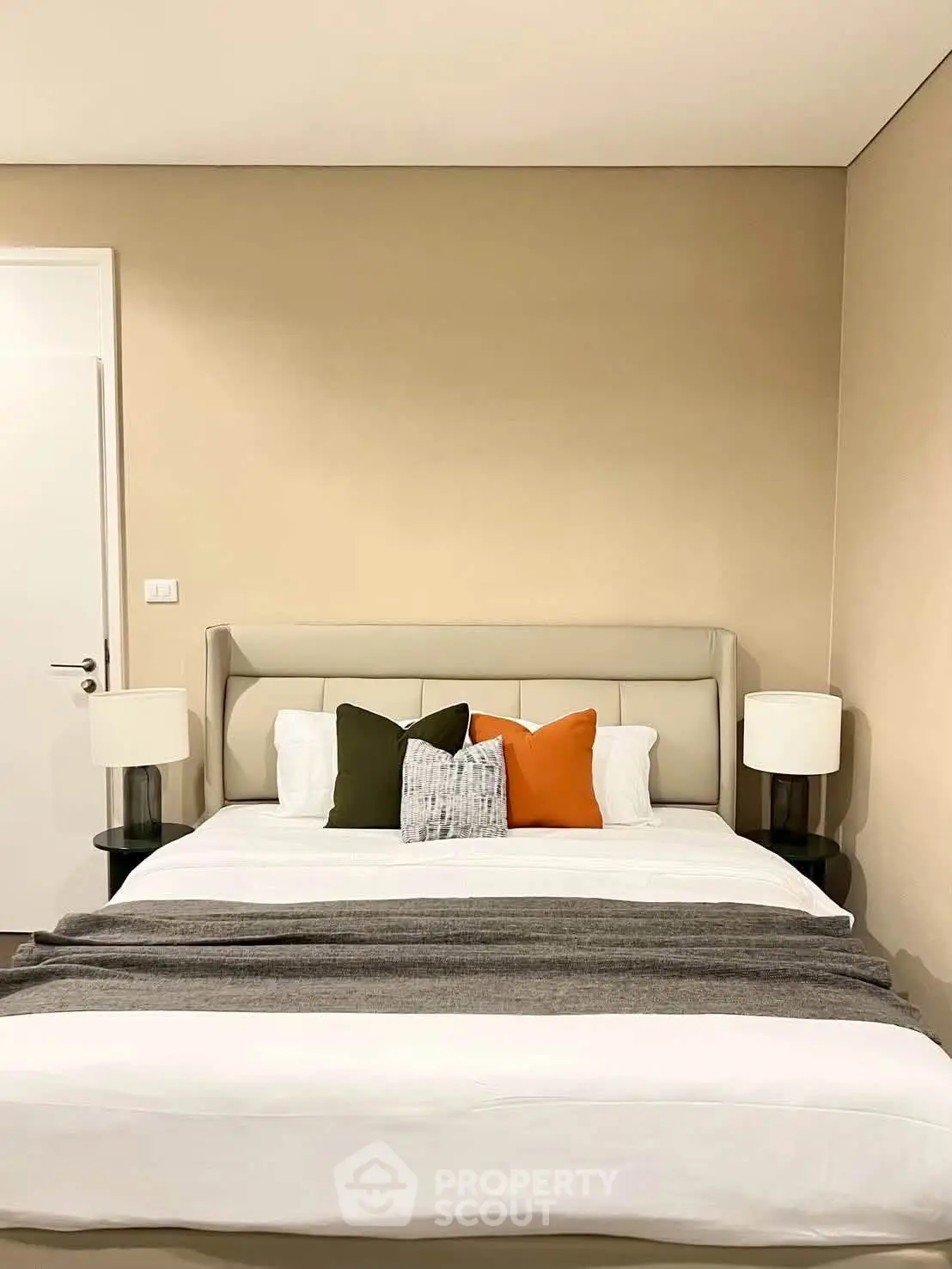 Modern bedroom with stylish decor and cozy ambiance, featuring a comfortable bed and elegant lighting.