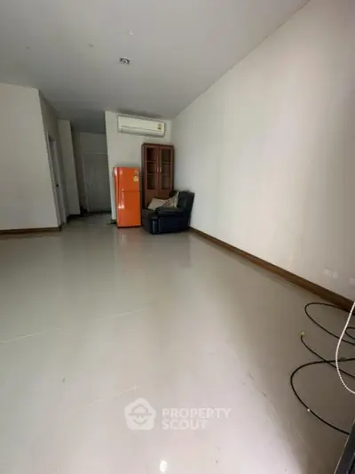 Spacious unfurnished room with air conditioning and tiled flooring, ideal for customization.