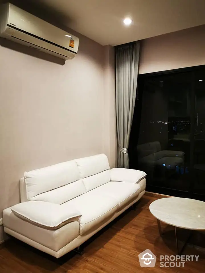 Fully Furnished 1 Bedroom Condo at Chewathai Residence-1