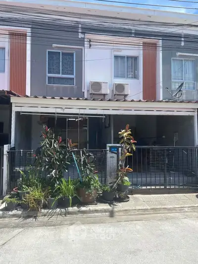 Charming townhouse with front garden and covered parking in a serene neighborhood.