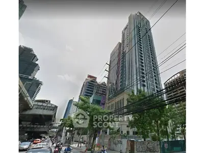 Stunning urban high-rise building with modern architecture in bustling cityscape.