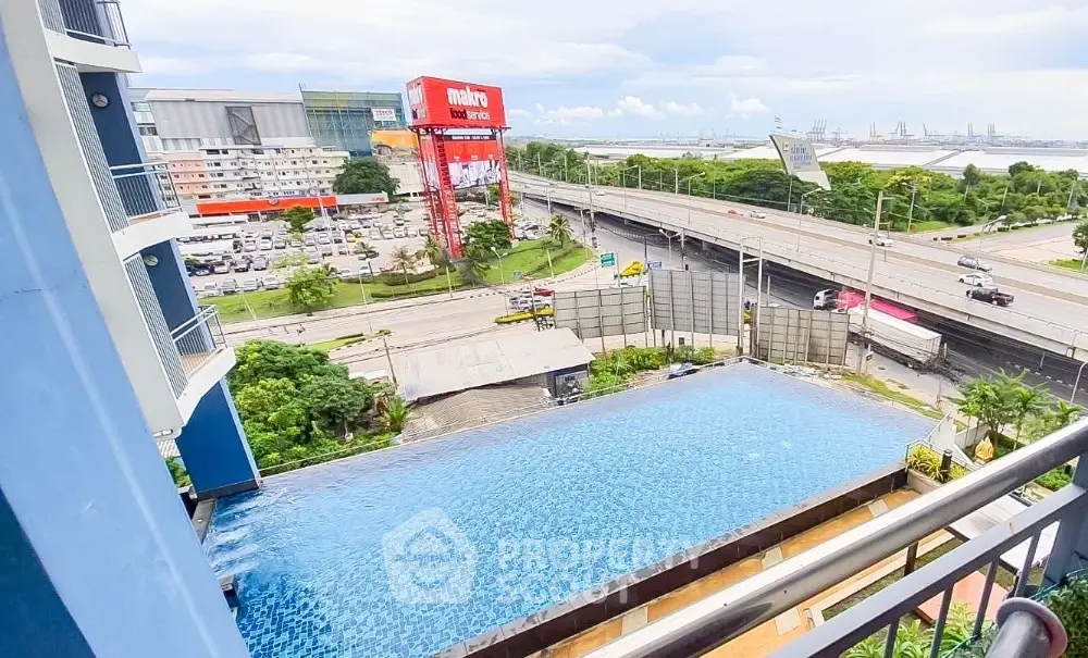 Stunning high-rise apartment with infinity pool and panoramic city view