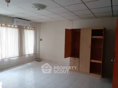 Spacious empty room with natural light and wardrobe, ideal for customization.