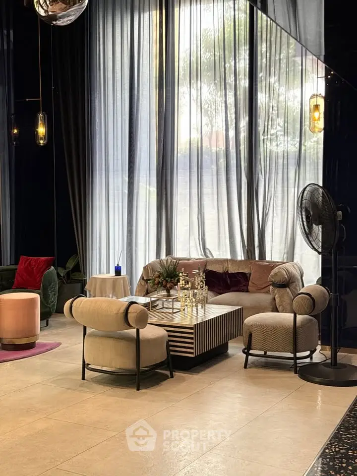 Luxurious modern living room with elegant furniture and floor-to-ceiling windows.
