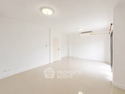 Spacious empty room with bright lighting and air conditioning, ideal for customization.