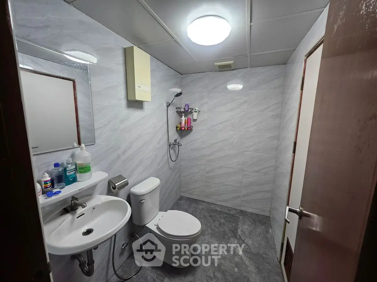 Modern bathroom with sleek design and essential fixtures, perfect for a contemporary home.