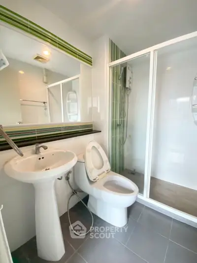 Modern bathroom with shower and sleek fixtures in a contemporary apartment.