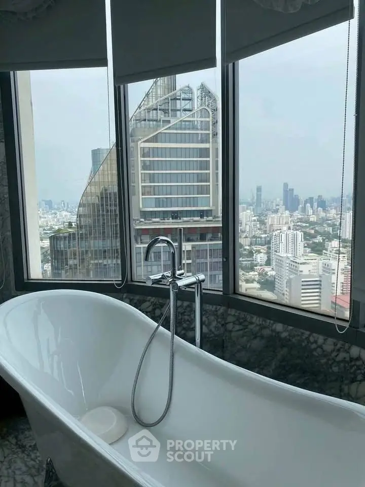 Luxurious bathroom with stunning city view from high-rise building