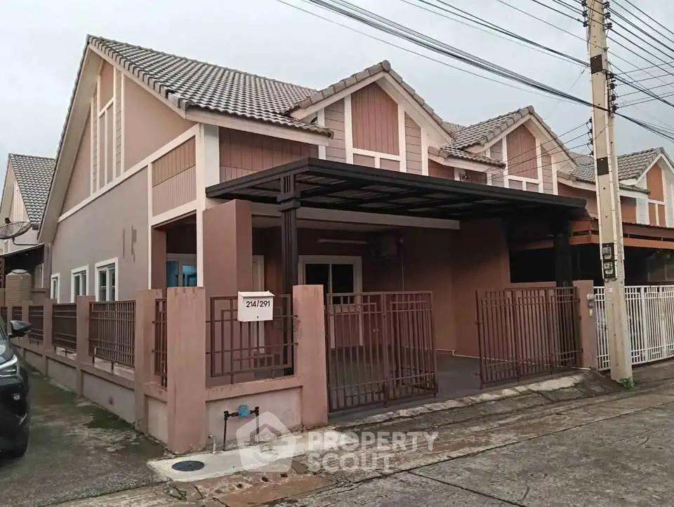 Charming suburban house with modern design and spacious driveway in a peaceful neighborhood.