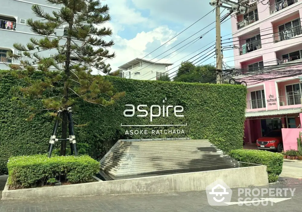 Aspire Asoke-Ratchada modern entrance with lush greenery and stylish design