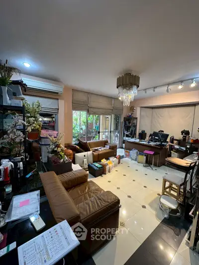Spacious living room with leather sofas and modern decor, ideal for family gatherings.