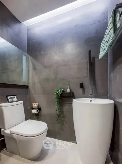 Modern bathroom with sleek fixtures and ambient lighting