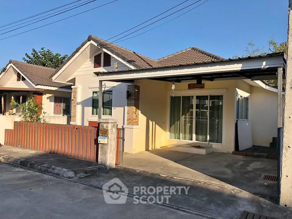 Charming single-story house with carport and modern facade in a quiet neighborhood.
