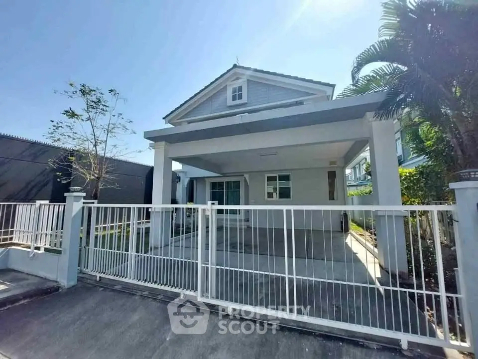 Charming single-family home with spacious driveway and modern design