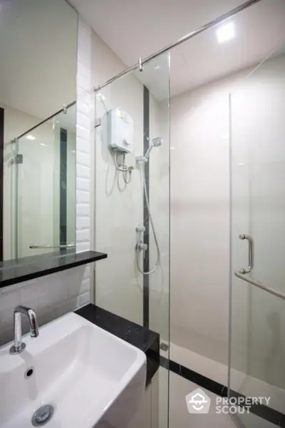  1 Bedroom Condo at Wish Signature Midtown Siam Bathroom